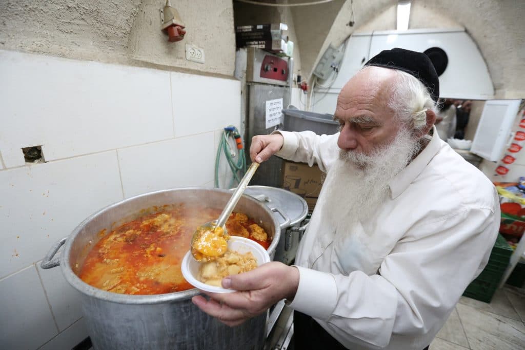 צפו: אלפים בערב ראש חודש במירון