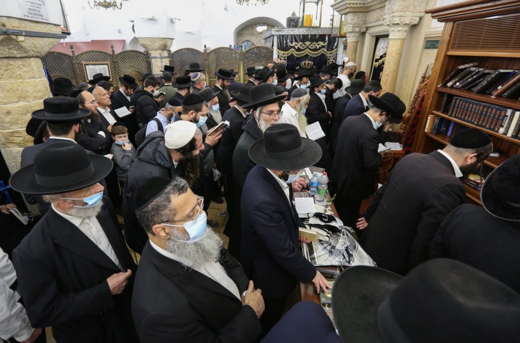 צפו: אלפים בערב ראש חודש במירון