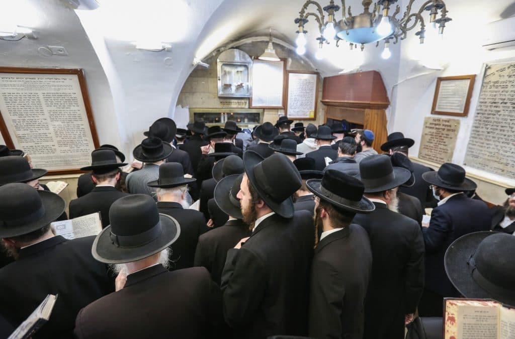 צפו: אלפים בערב ראש חודש במירון