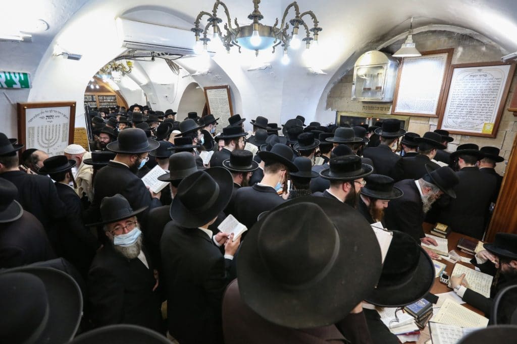 צפו: אלפים בערב ראש חודש במירון