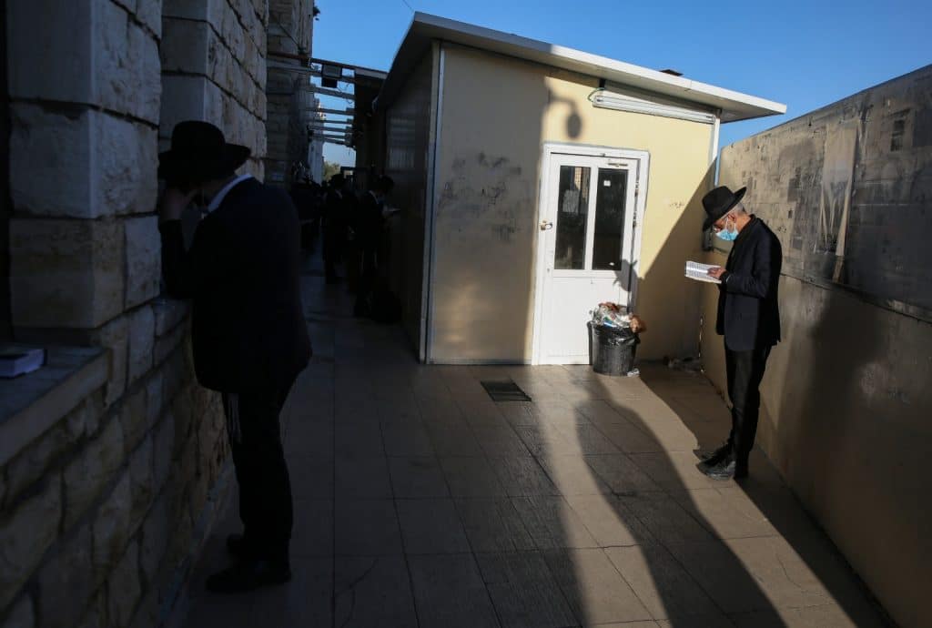 צפו: אלפים בערב ראש חודש במירון