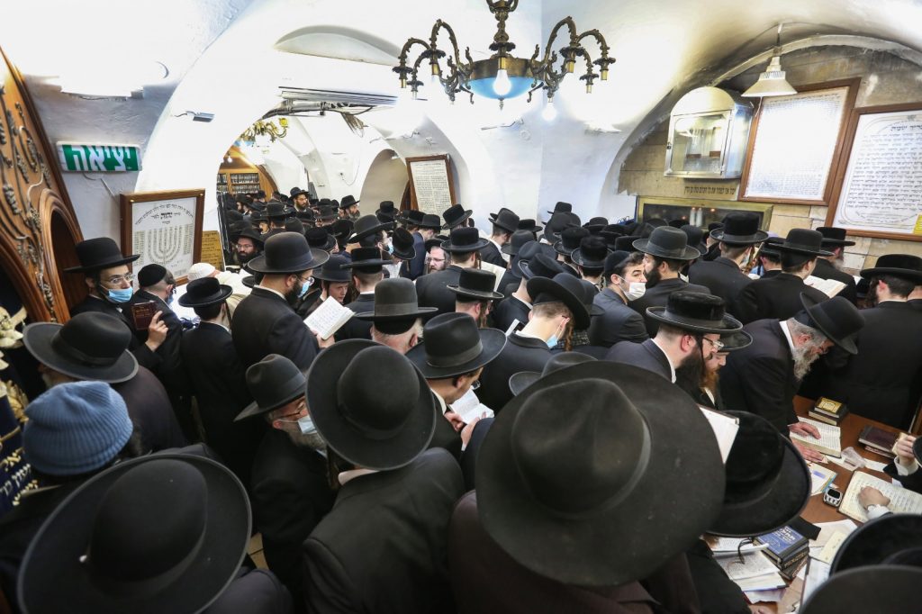 צפו: אלפים בערב ראש חודש במירון