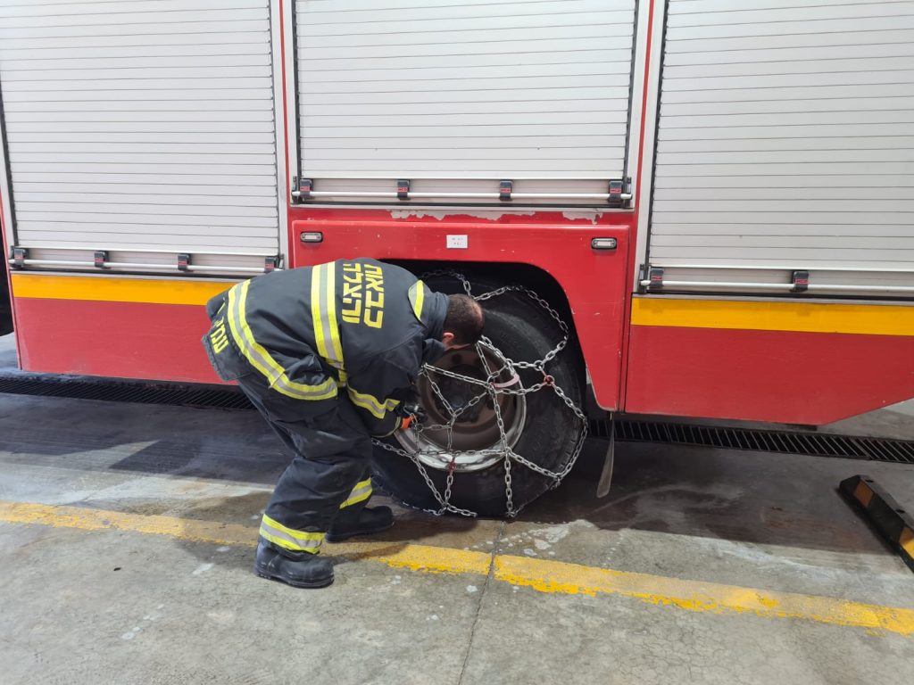צפו: היערכות כבאות והצלה לשלג