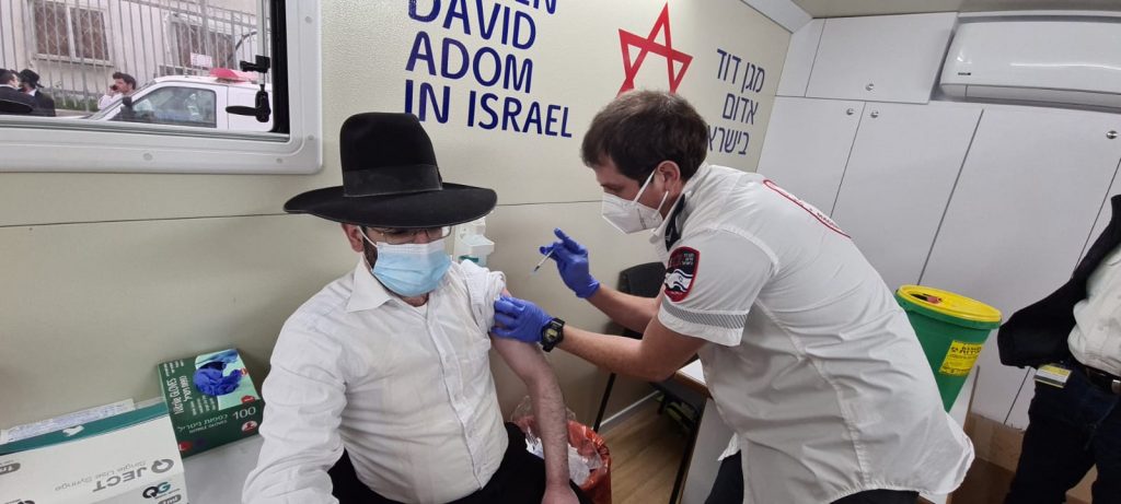 "נותנים כתף": מאות התחסנו בקרוואן החיסונים סמוך לישיבת מיר בירושלים