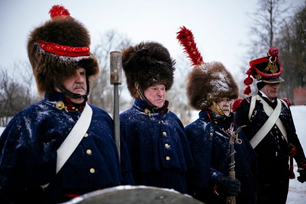 עיר שלמה בחושך בגלל חתול ונגיף חדש בגינאה • בעולם