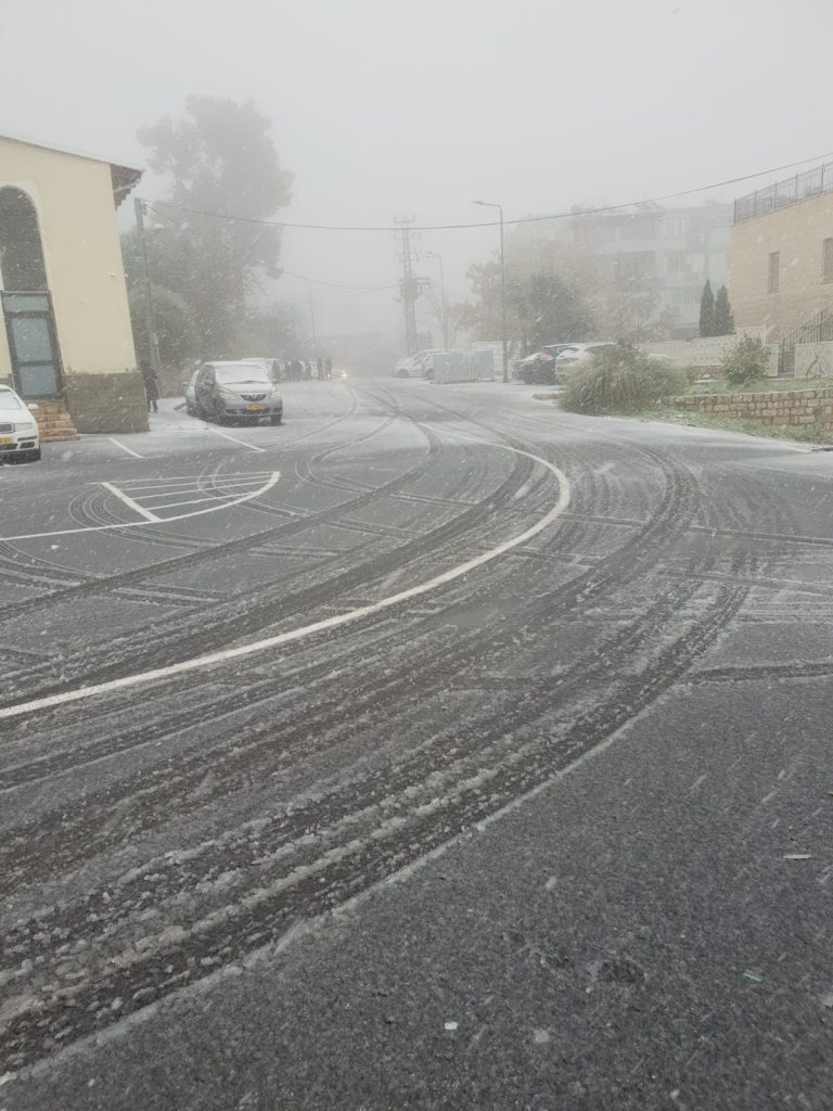 צפת כבר לבנה: צפו בתמונות ובהצהרה של ראש העיר