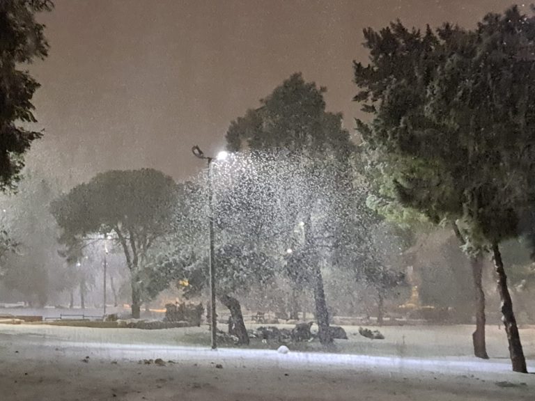 השלג בירושלים מתעצם, פתיתים גם במצפה רמון