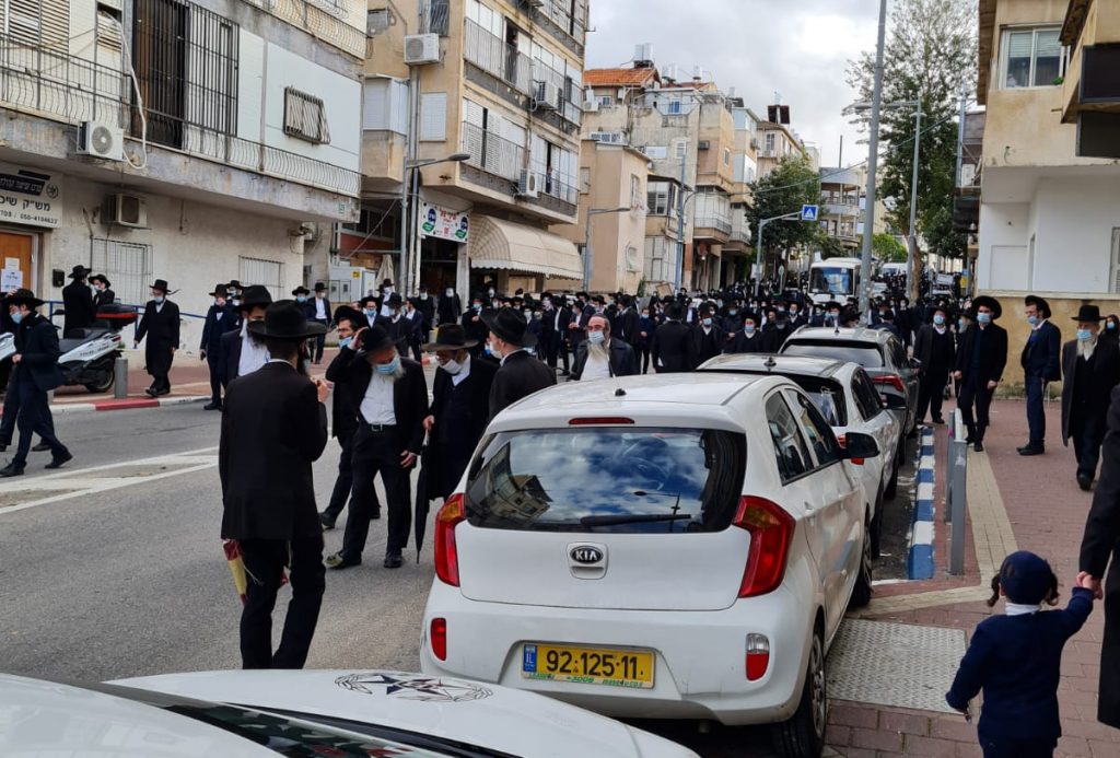 מאות משתתפים בהלווית המשגיח הגר"א פויפר זצ"ל מאות משתתפים בהלווית המשגיח הגר"א פויפר זצ"ל