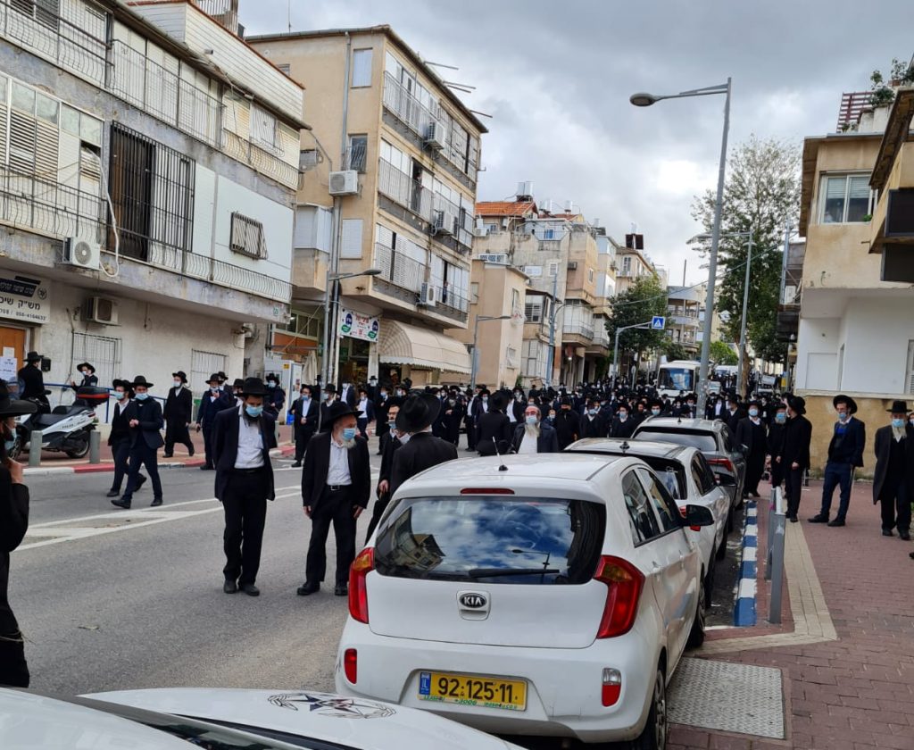 מאות משתתפים בהלווית המשגיח הגר"א פויפר זצ"ל מאות משתתפים בהלווית המשגיח הגר"א פויפר זצ"ל