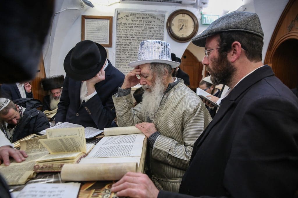 חלת ענק: קריאת המגילה בציון הרשב"י במירון