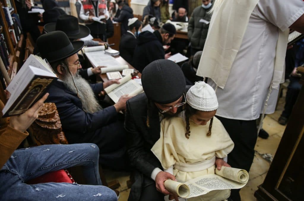 חלת ענק: קריאת המגילה בציון הרשב"י במירון