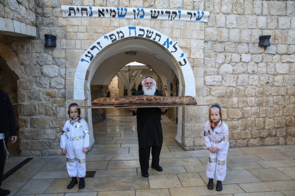 חלת ענק: קריאת המגילה בציון הרשב"י במירון