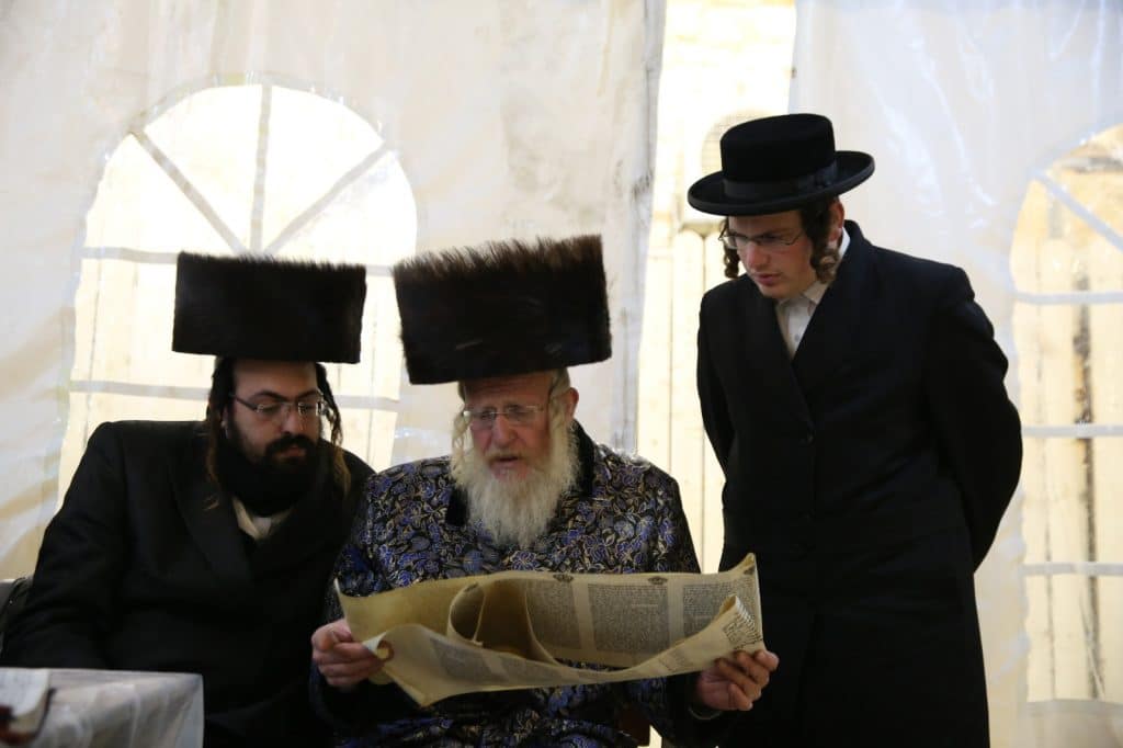 חלת ענק: קריאת המגילה בציון הרשב"י במירון