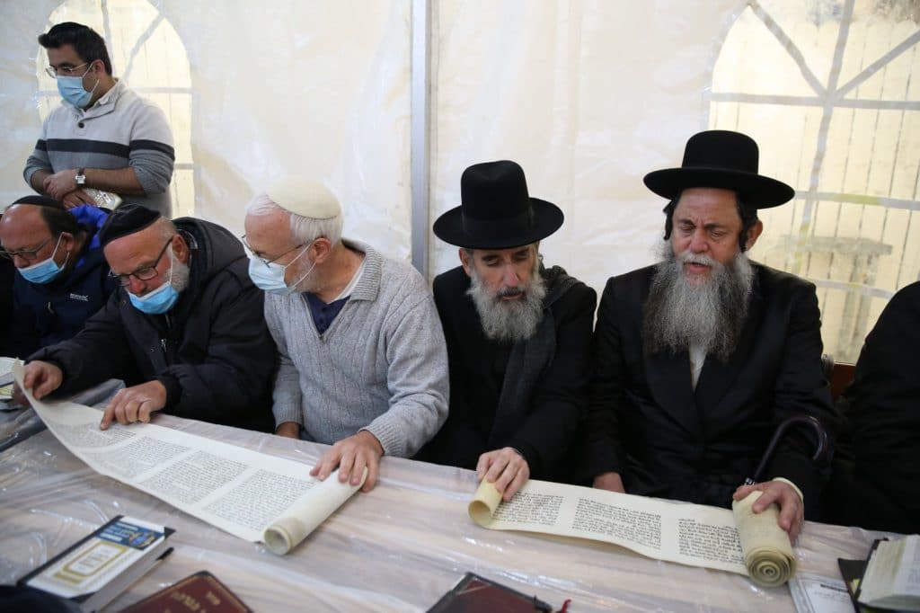 חלת ענק: קריאת המגילה בציון הרשב"י במירון