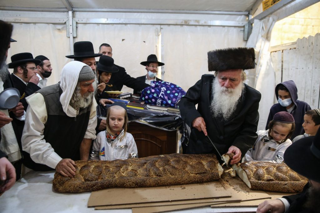 חלת ענק: קריאת המגילה בציון הרשב"י במירון