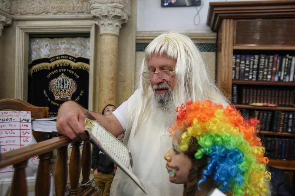 חלת ענק: קריאת המגילה בציון הרשב"י במירון