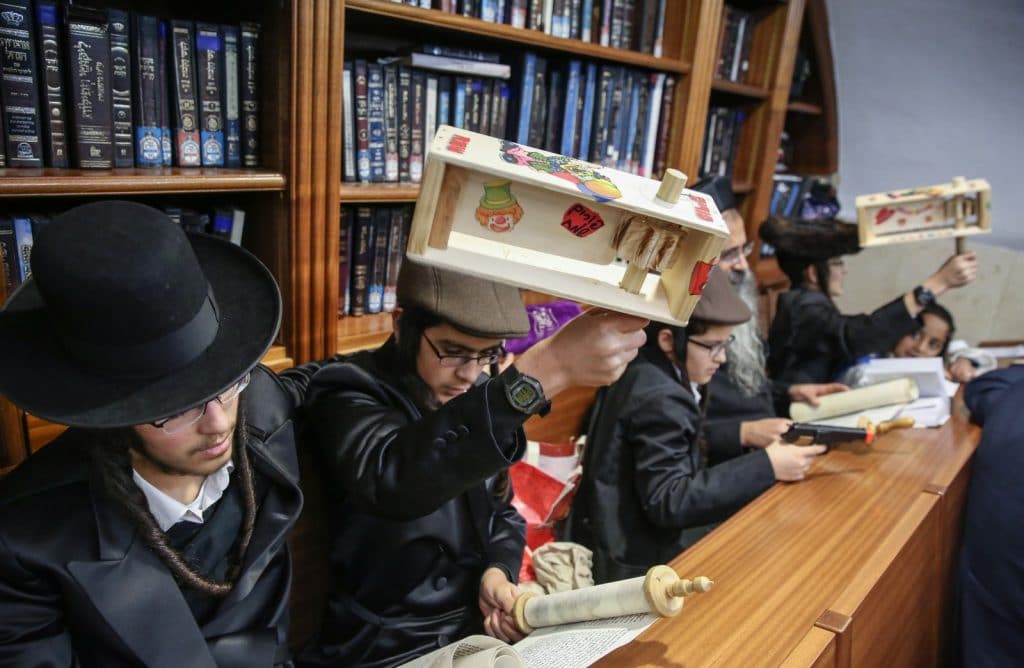 חלת ענק: קריאת המגילה בציון הרשב"י במירון