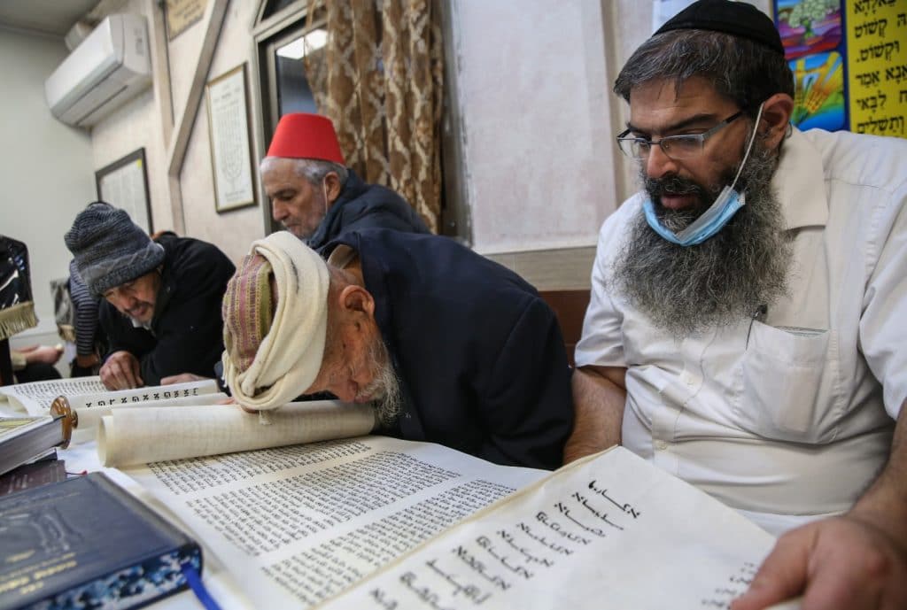 חלת ענק: קריאת המגילה בציון הרשב"י במירון