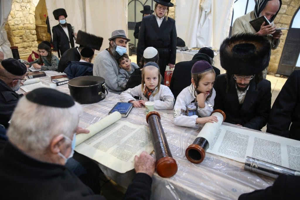 חלת ענק: קריאת המגילה בציון הרשב"י במירון