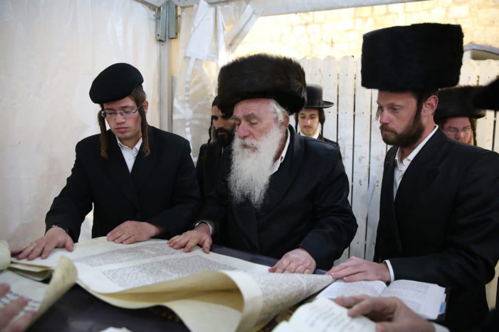 חלת ענק: קריאת המגילה בציון הרשב"י במירון