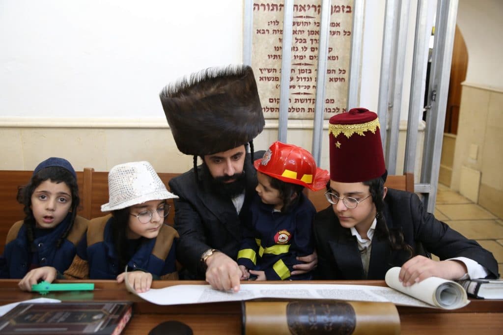 חלת ענק: קריאת המגילה בציון הרשב"י במירון