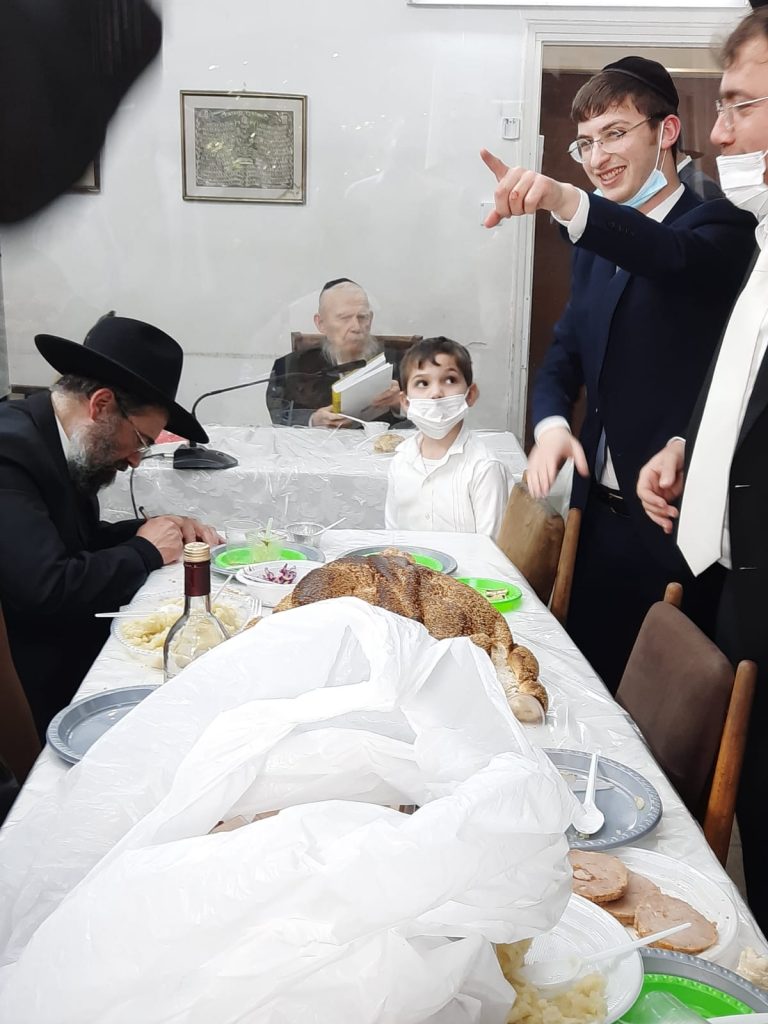 גלריה: סעודת פורים אצל מרן ראש הישיבה הגרי"ג אדלשטיין