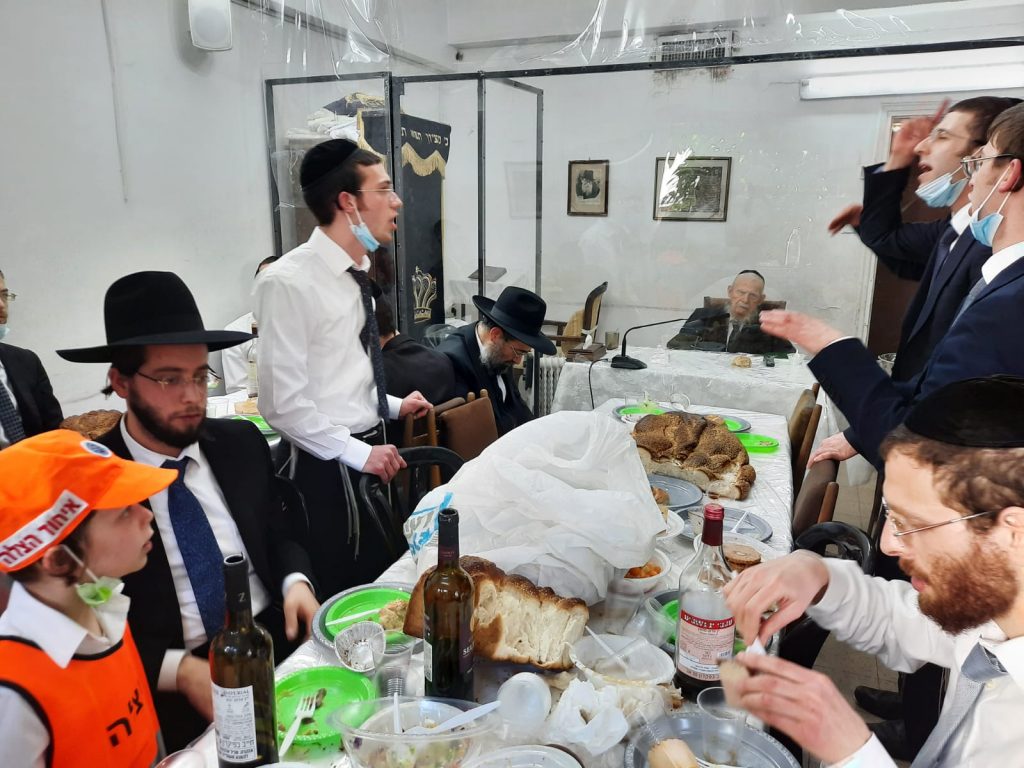 גלריה: סעודת פורים אצל מרן ראש הישיבה הגרי"ג אדלשטיין