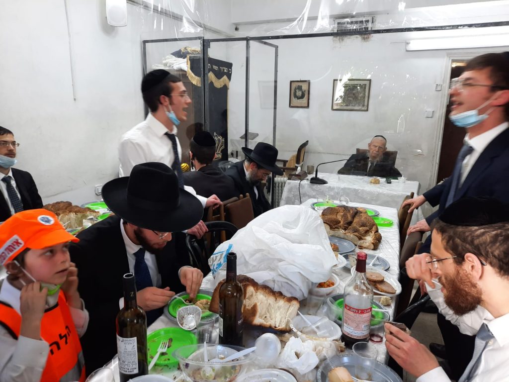 גלריה: סעודת פורים אצל מרן ראש הישיבה הגרי"ג אדלשטיין