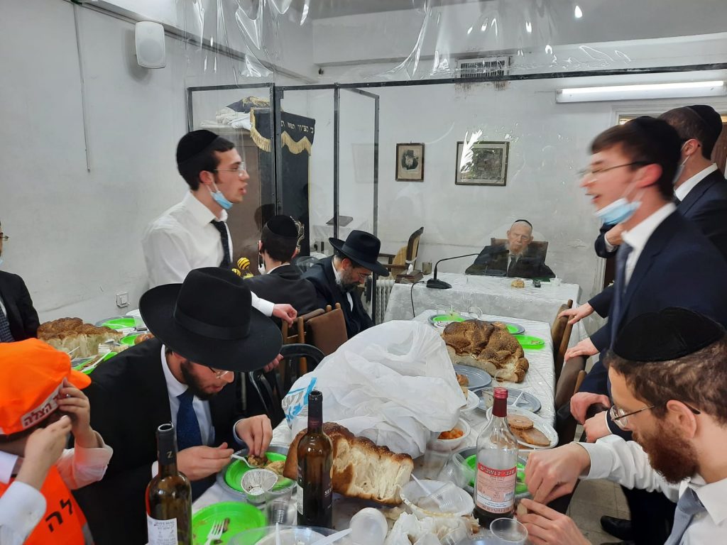 גלריה: סעודת פורים אצל מרן ראש הישיבה הגרי"ג אדלשטיין