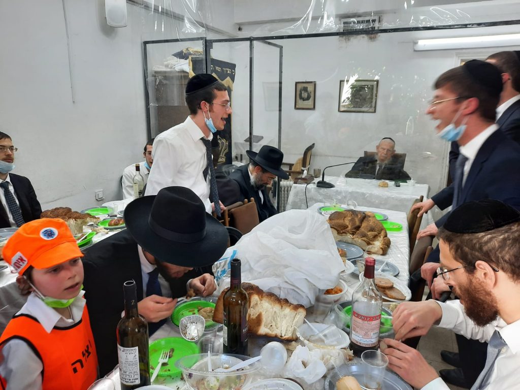 גלריה: סעודת פורים אצל מרן ראש הישיבה הגרי"ג אדלשטיין