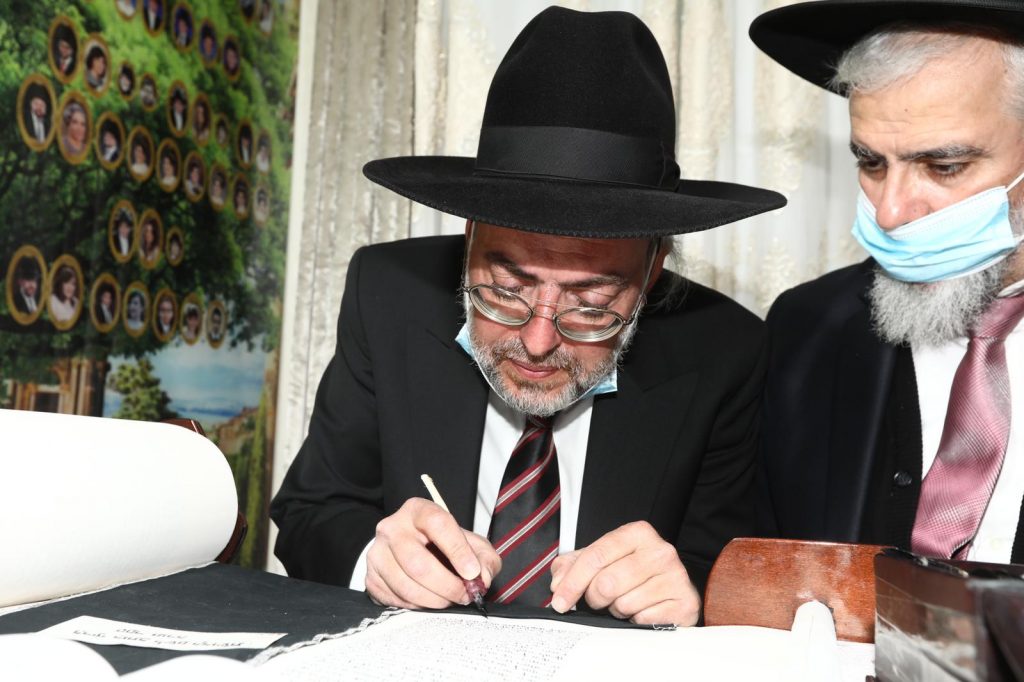 תיעוד: הכנסת ספר תורה ל'היכל מרן'