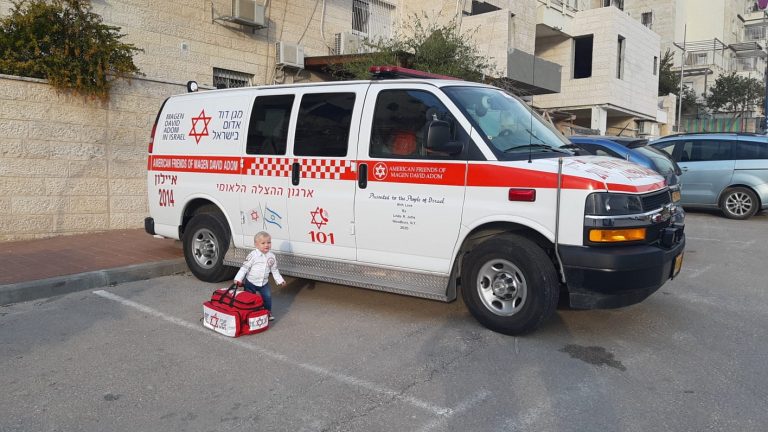 נהגת זעירה: פעוטה ממודיעין עילית התחפשה ל'נהג אמבולנס'