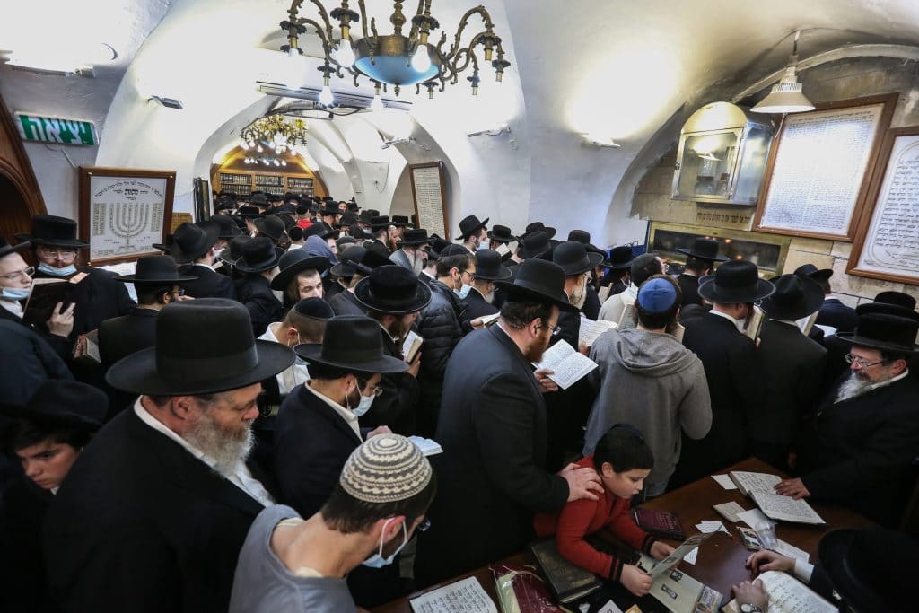 צפו: אלפים בערב ראש חודש במירון