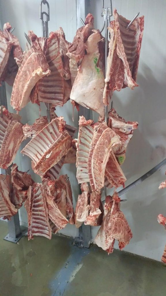 אזהרה: הרבנות הראשית תפסה מפעל בשר ועשרות מוצרים עם חותמת כשרות מזויפת