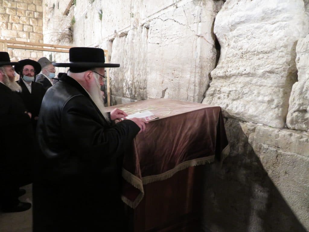 להצלחת המערכה: האדמו"ר מצאנז התפלל בכותל