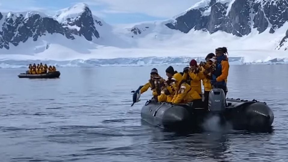 ר"מ תאילנד מצא רעיון איך להרחיק עיתונאים, טייס שרד בג'ונגל • בעולם