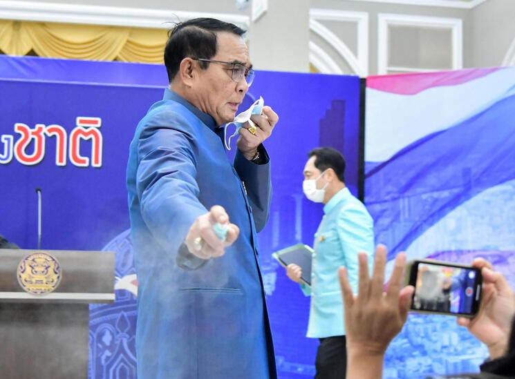 ר"מ תאילנד מצא רעיון איך להרחיק עיתונאים, טייס שרד בג'ונגל • בעולם