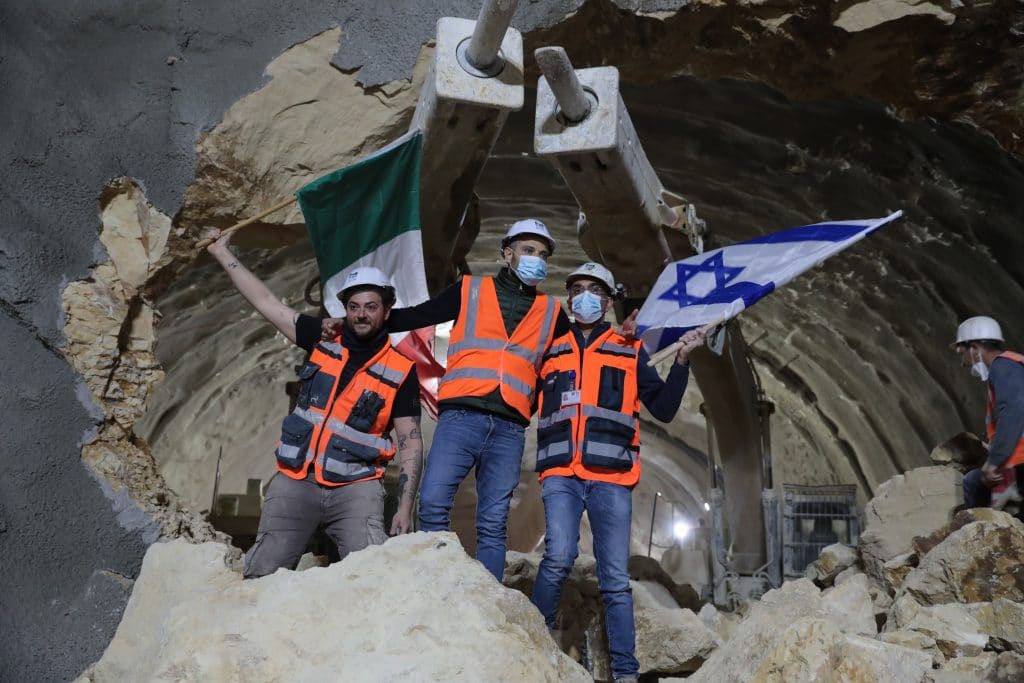צפו: העובדים חגגו את סיום עבודות חפירת המנהרה בכניסה לירושלים צפו: העובדים חגגו את סיום עבודות חפירת המנהרה בכניסה לירושלים