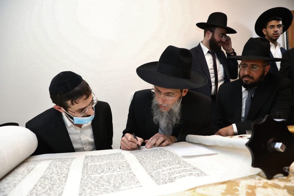 הספר תורה של 'הסבתא' הוכנס להיכל הישיבה