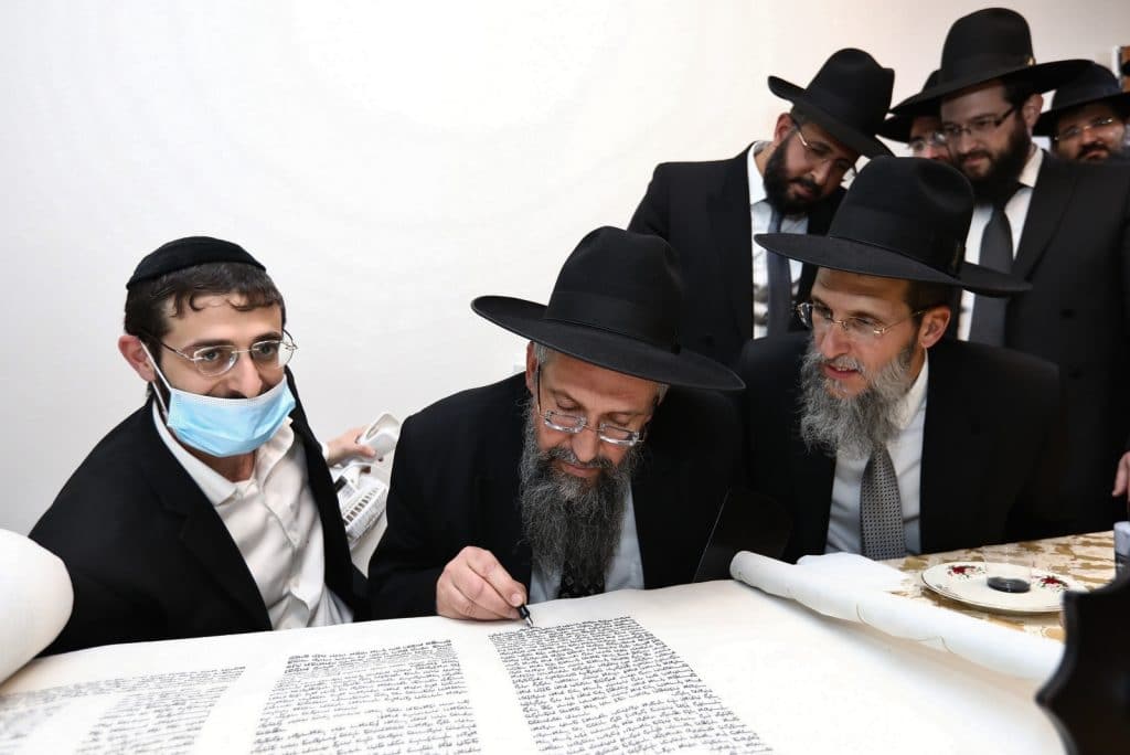 הספר תורה של 'הסבתא' הוכנס להיכל הישיבה