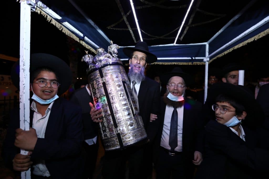 הספר תורה של 'הסבתא' הוכנס להיכל הישיבה