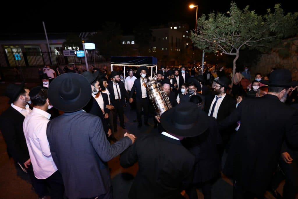 הספר תורה של 'הסבתא' הוכנס להיכל הישיבה