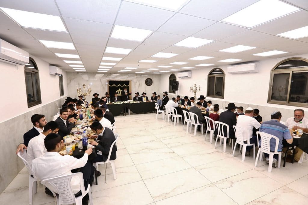 הספר תורה של 'הסבתא' הוכנס להיכל הישיבה