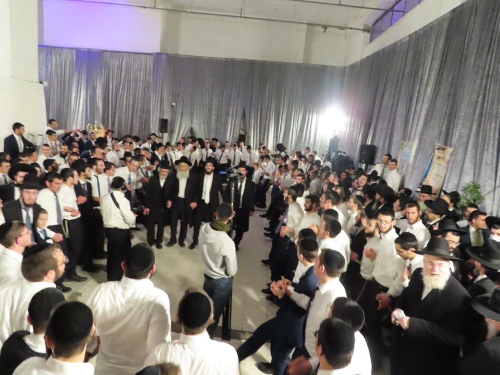 תיעוד משמחת נישואי בן ראש ישיבת 'כנסת יצחק' - ק"ס • גלריה