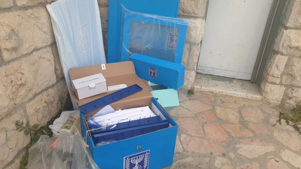 תיעוד: קלפי עם כל הציוד נמצא זרוק בירושלים