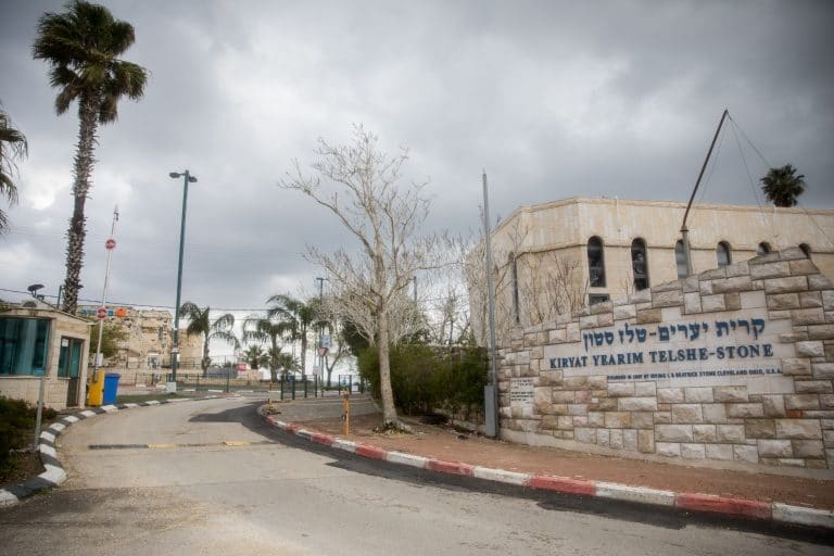 בקריית יערים זועמים: משפחה שמתנגדת לחיסונים הפכה אותנו שוב לאדומה