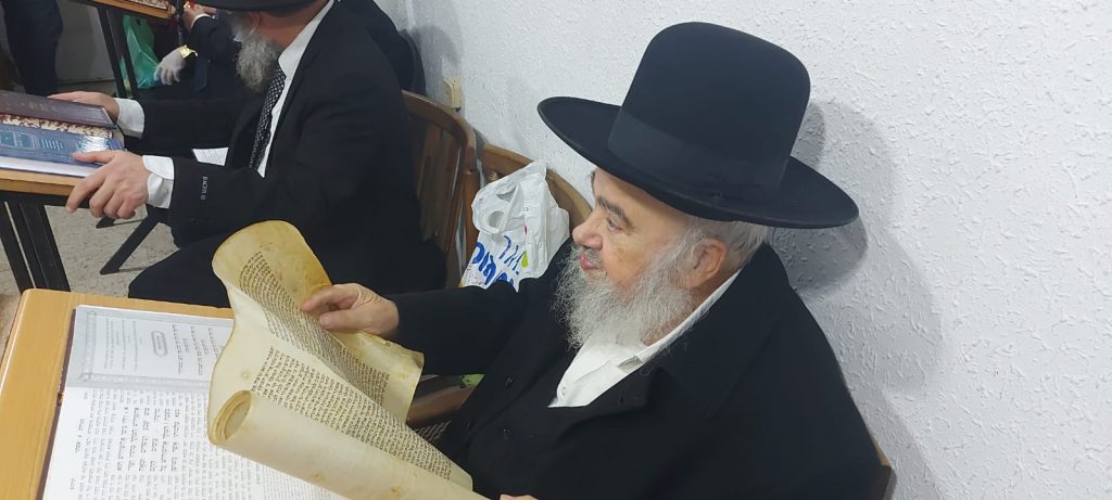 רבי עמנואל טולידנו בקריאת מגילה • גלריה