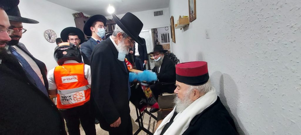 רבי עמנואל טולידנו בקריאת מגילה • גלריה