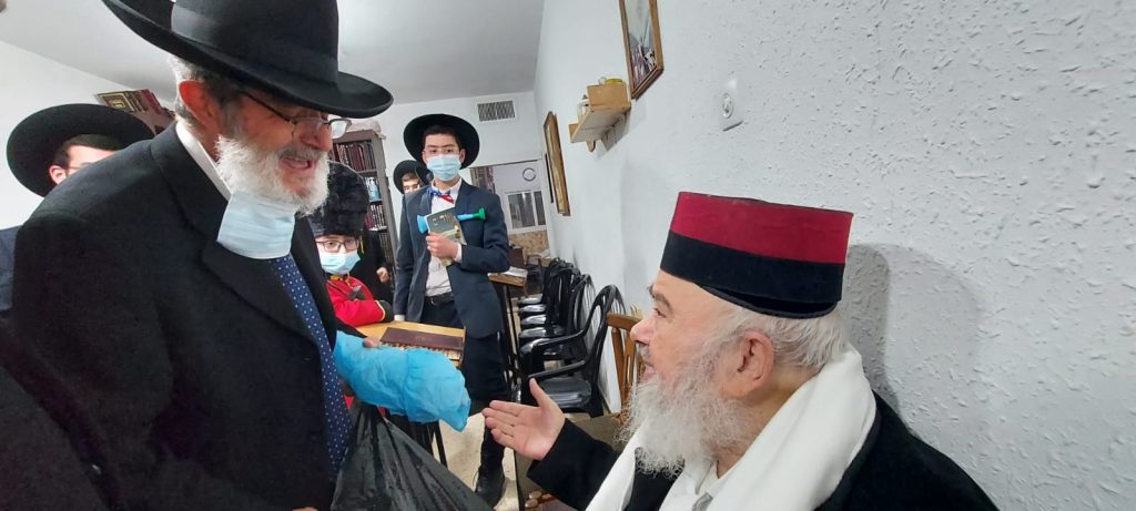 רבי עמנואל טולידנו בקריאת מגילה • גלריה