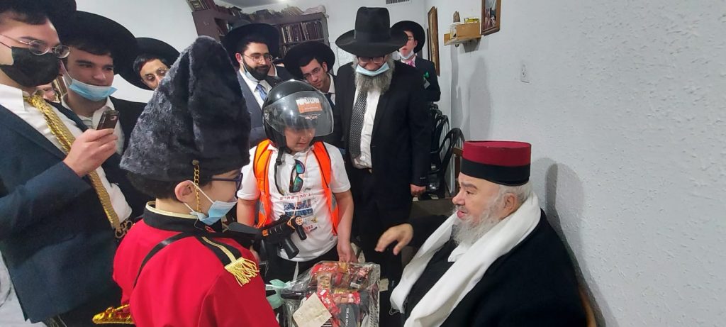 רבי עמנואל טולידנו בקריאת מגילה • גלריה